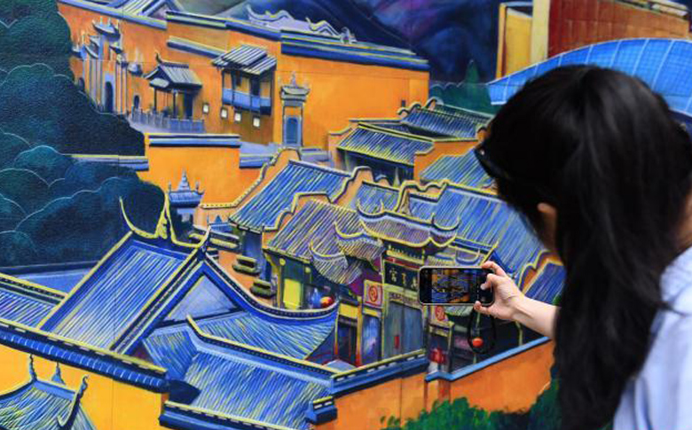 重庆街头现3D巨型彩绘墙 吸引市民打卡